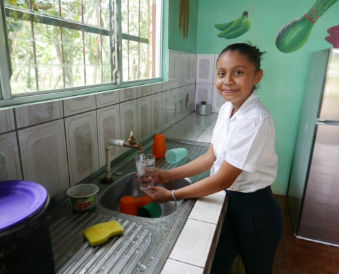 Aquafund, niña fregando