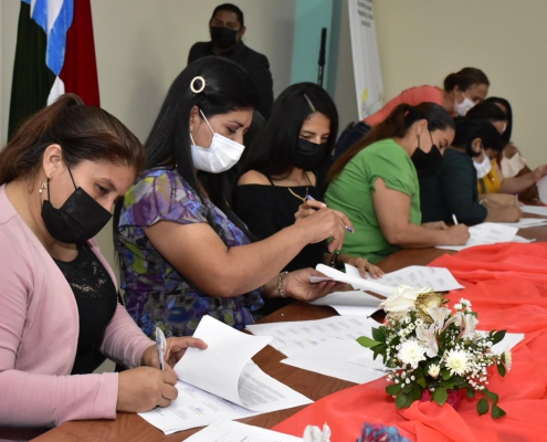 equidad de genero - mujeres firmando